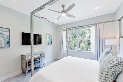 Sunny abode with a patio, adult bikes, washer/dryer, and AC - snowbird friendly