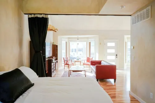 Style on the Square 2-bedroom bungalow with WiFi, AC in Petersburg Hotels in Menard County