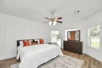 10min from Fort Bend Epicenter 13min from Memorial Herman Stylish 4 Bedroom Home Hotels near Tara Park Dr
