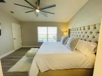Charming 3-bedroom house with WiFi and AC in Bradenton Naughty Monk Brewery附近的飯店