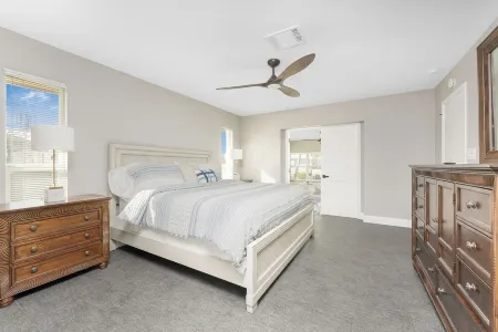 Fall Getaway: Heated Pool, Fishing Dock & Grill