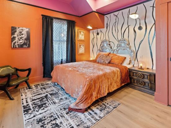 Stylish "NEW" Home- Hot Tub - Near Downtown, Phx Airport, and ASU