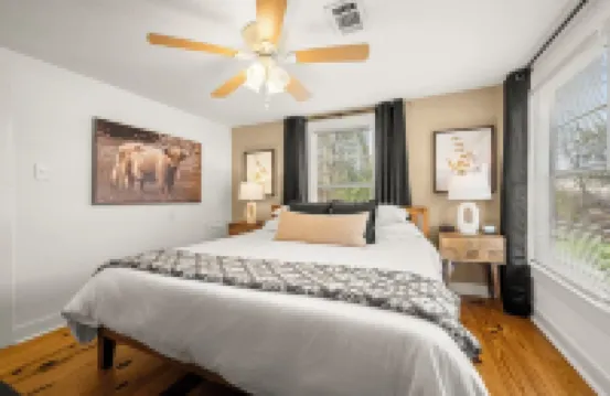 Cozy bungalow in charming Old Town Tomball