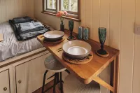 Luxury Shepherds Hut with Bath