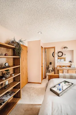 Spacious 4-bedroom 3 bathroom, Non-Smoking home with parking on premises Các khách sạn gần Paris Gibson Square Museum of Art