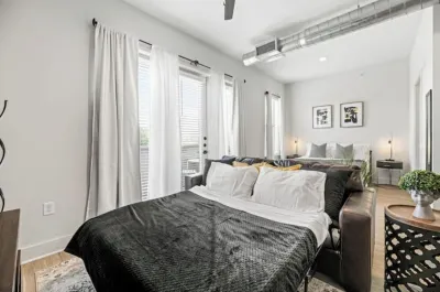 Lux 2Bed Studio  Prime Location  Pool  Gym