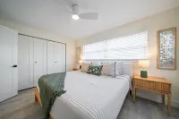 Waterfront Villa: Private & Quiet, Views, Pool, Hot Tub, King Beds, Golf Cart