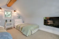 Seabrook Cabin- Private Hot Tub, Indoor & Outdoor Fires, 10 Min. Walk to Town