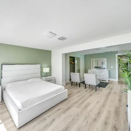 Heated Pool! Waterfront+Tiki Hut! Close To Beach!