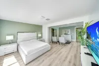 Heated Pool! Waterfront+Tiki Hut! Close To Beach!