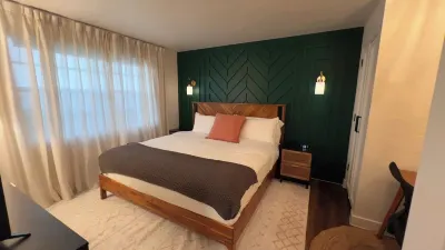 Charming 2-bedroom house in Daytona Beach Shores with Theater Room