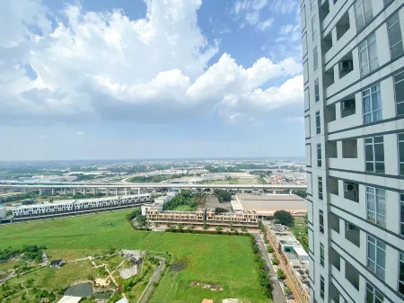 Good Deal and Elegant Studio Vasanta Innopark Apartment Отели рядом с достопримечательностью «Bonecom Tricom Mm2100»