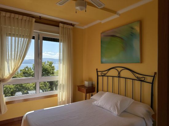 2 Bed Apt Sleeps 4 - Two TVs - Free Parking