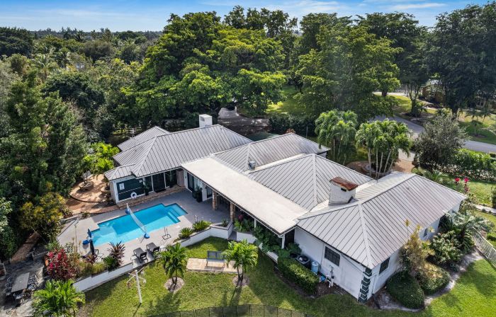 8Br Gem with Pool, Lake View & Tons of Amenities!