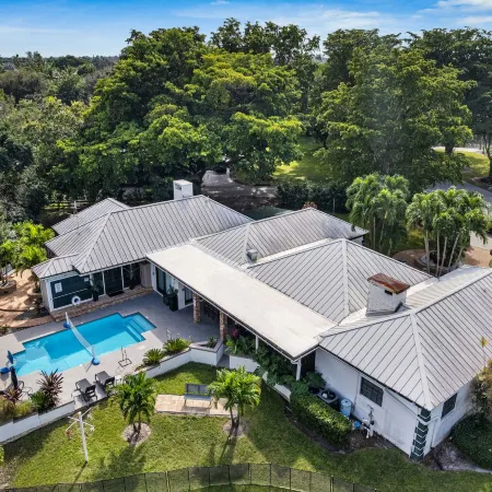 8Br Gem with Pool, Lake View & Tons of Amenities!