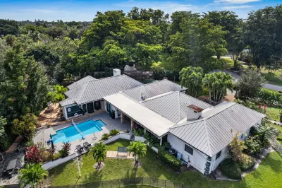 8Br Gem with Pool, Lake View & Tons of Amenities! Hotels near Edible Arrangements