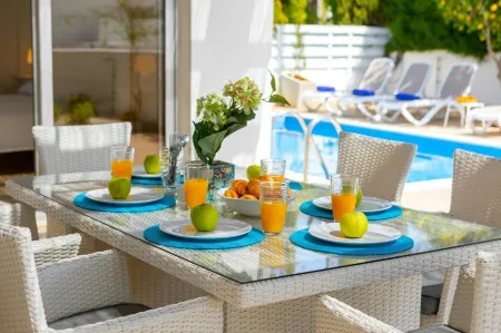 Protaras Sapphire Seaside Villa Отели рядом с достопримечательностью «Fig Tree Bay Wake School - Wakeboarding, Wakesurfing, Вейксерф Кипр»