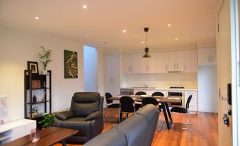 Cozy Townhouse Closer to the Town Center - Housity