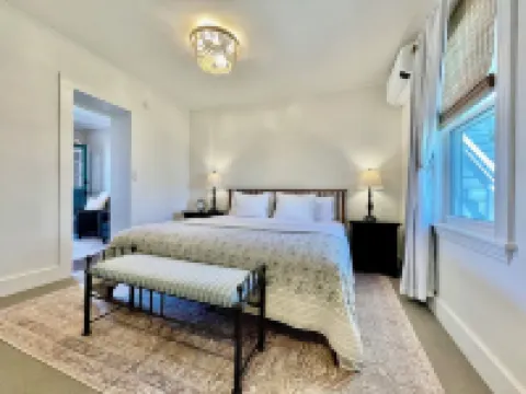 Admirals Quarters Inn Hotels in Lincoln County