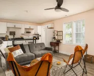 NEW Cozy Bungalow 3 bed/2 bath w/King & pet friendly - Coliseum•GAC•UNCG<5 min