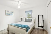 Charming 3-bedroom house with POOL, Firepit & WiFi / close to beach