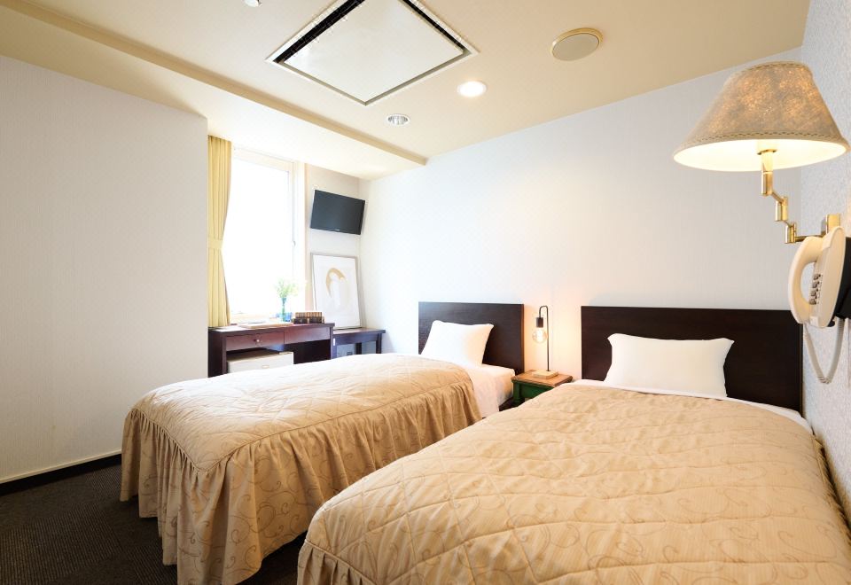 4. HOTEL SH..