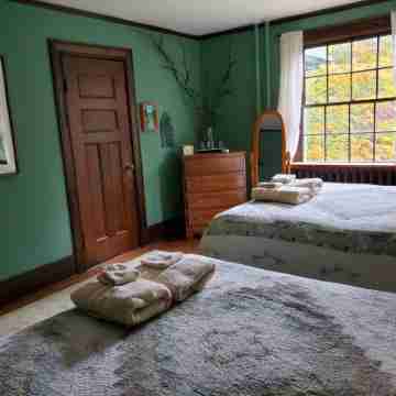 Adirondack Artist Retreat -spacious 5 bedroom w/ 9 person hot tub and more! Rooms