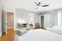 Saint James Manor - Sleeps 24 in Style & Comfort with Parking Hotels in Springfield