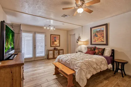 Adorable 2 BR at the heart of town! Отели рядом с достопримечательностью «Museum of Nature & Science»