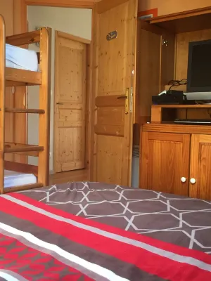 Duplex chalet 85 m2 3 bedrooms and mezzanine with lake view Hotel in zona Acro-Sphere