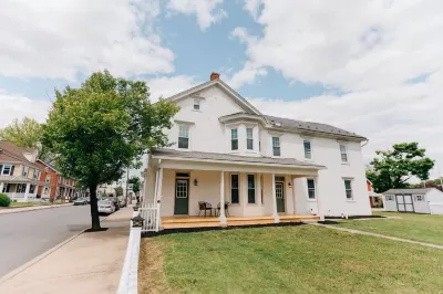 Newly Renovated, Vintage Inspired, Large 4 BR Home Hotels near Bube's Brewery