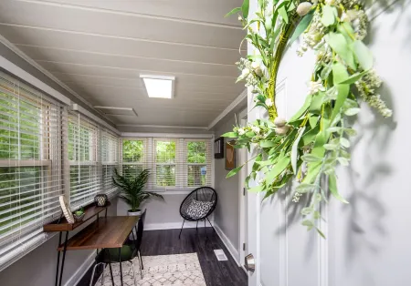 Little Loft of Adventure 1 Br Home, with Bonus Loft Area! Отели рядом с достопримечательностью «Citi Trends»