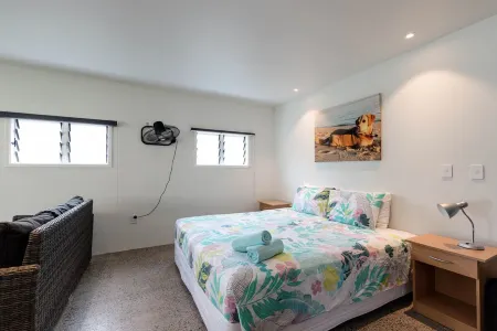 Vaima Studio -steps from the best beach + value for money, air con, free WIFI ! Отели в г. Такитуму Дистрикт