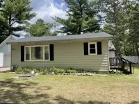 Cozy modern 4 bedroom, 10 min walk to beach & sunset Hotels in Gerrish Township