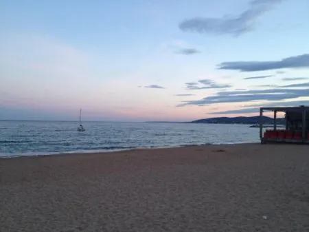 APARTMENT T3 - Private parking - 300 m SEA & BEACH Отели рядом с достопримечательностью «Camping Resort and Spa La Baume la Palmeraie»