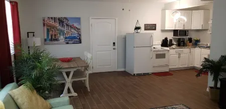 Charming Caribbean 1-bedroom roomy Apartment in amazing Downtown Sanford