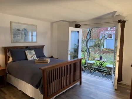 NON SMOKING Private Suite in Edmonds Bowl w Sound view. Отели в г. Эдмондс