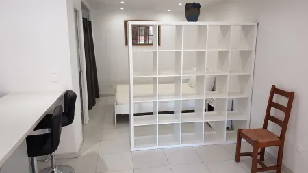 Studio + Jardin à 300m de la Plage et des Commerces, Dans une Propriété Privée Отели в г. Борм-Ле-Мимоза