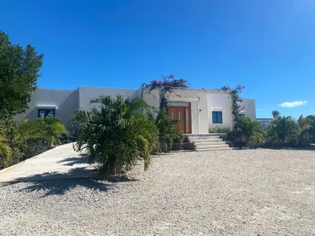 Beautiful modern 4 bedroom villa and pool with stunning views over Turtle Lake