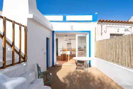 Quiet and bright village house Отели рядом с достопримечательностью «Caldas de Monchique»