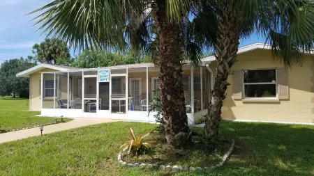 Sunny Apartments a block from Warm Mineral Springs