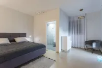 Spectacular Penthouse with Huge Front & Rear Rooftops. ワイツマン科学研究所周辺のホテル