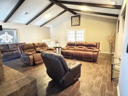 Charming 3-bedroom house with plenty of space for the entire family! Отели в г. Маунт-Плезант