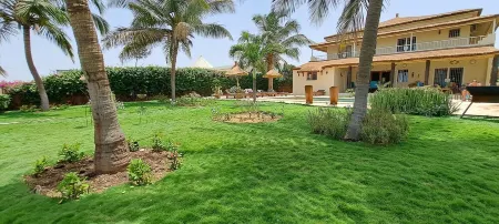 Villa Pieds Dans L'eau Avec vue Exceptionnelle sur L'océan et Piscine Privée Отели в г. Мбур