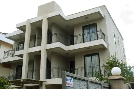 2 bedroom apartment with pool