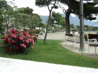 Own Private Garden+100 Mtrs To Beach, Bars & Shops Các khách sạn ở Kastel Stari