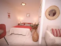 Nice studio, spacious, air-conditioned, near village, sea view in small residence. Hotels in Cargèse