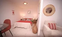 Nice studio, spacious, air-conditioned, near village, sea view in small residence.