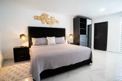 Newly-remodeled Home for multiple guests のホテル