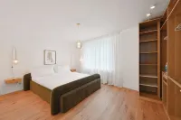 Beautiful 3-bedroom apartment in City Center. Sleeps 10. Free Wifi, Free Parking